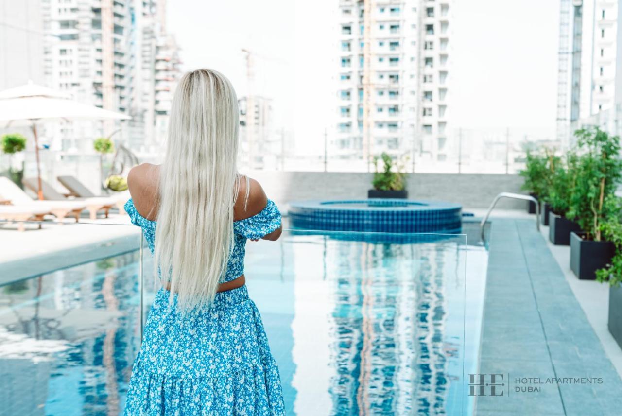 He Hotel Apartments Dubai Ngoại thất bức ảnh A woman with long hair