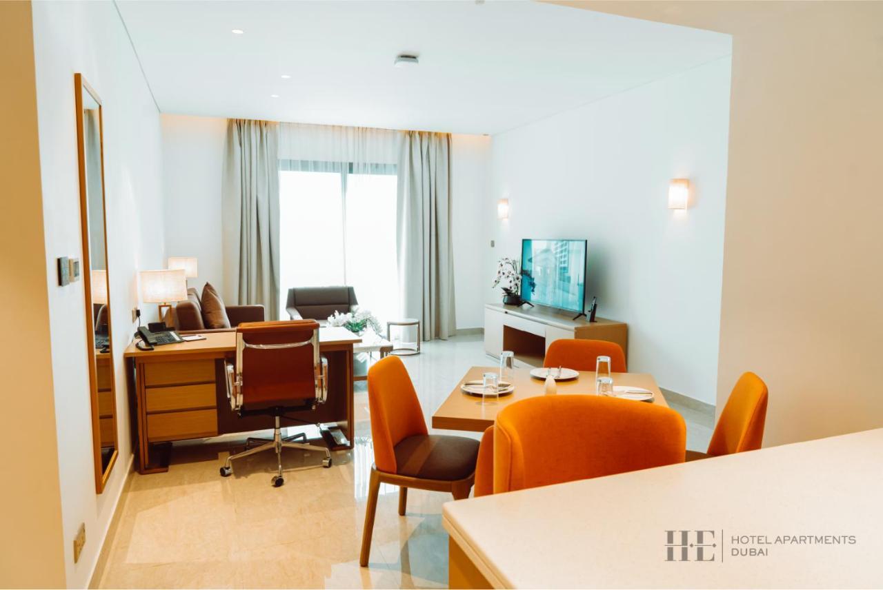 He Hotel Apartments Dubai Phòng bức ảnh A living room at the hotel