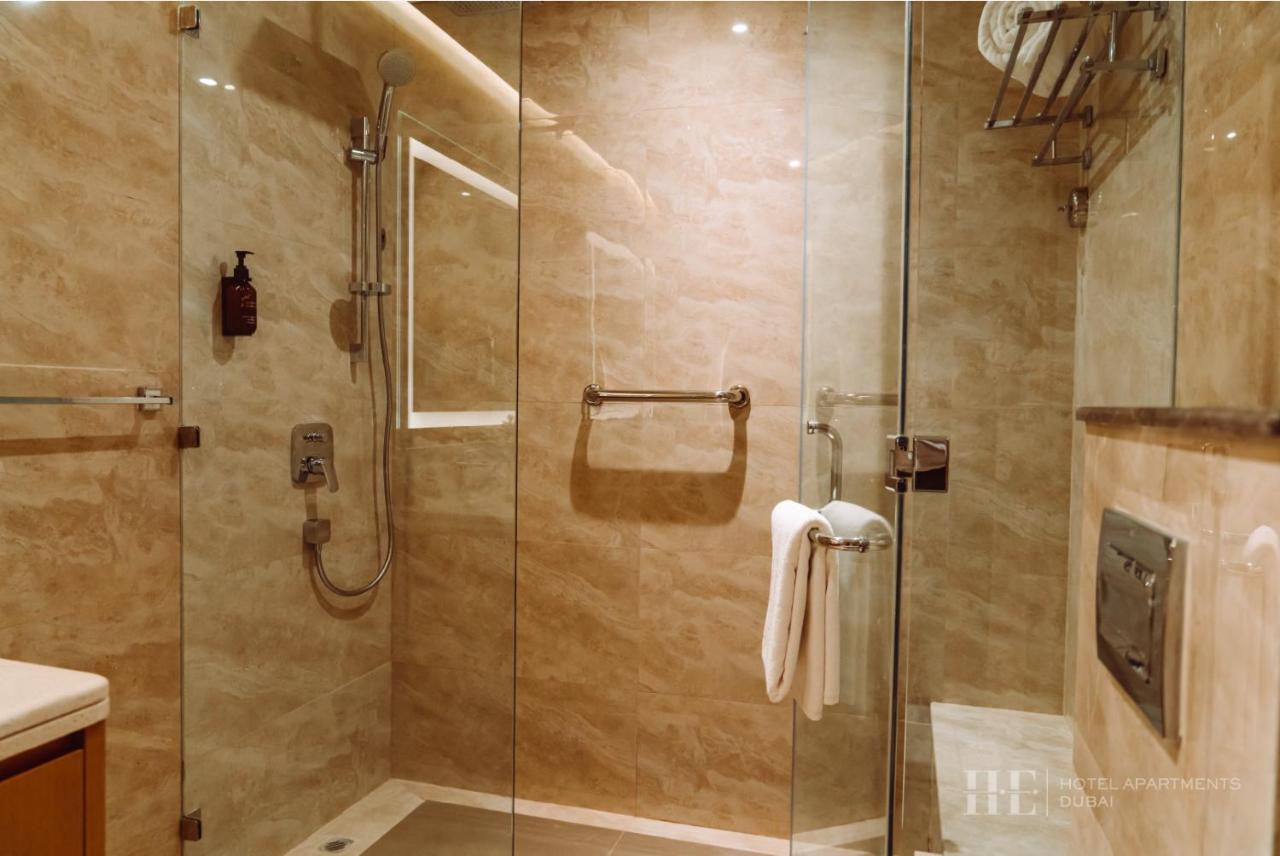 He Hotel Apartments Dubai Phòng bức ảnh A shower cubicle