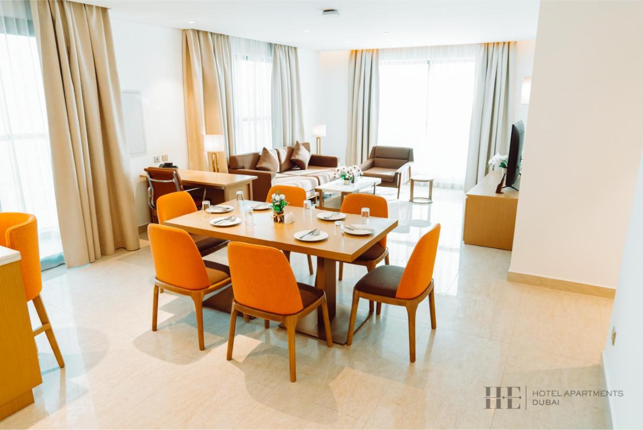 He Hotel Apartments Dubai Phòng bức ảnh A living room at the hotel