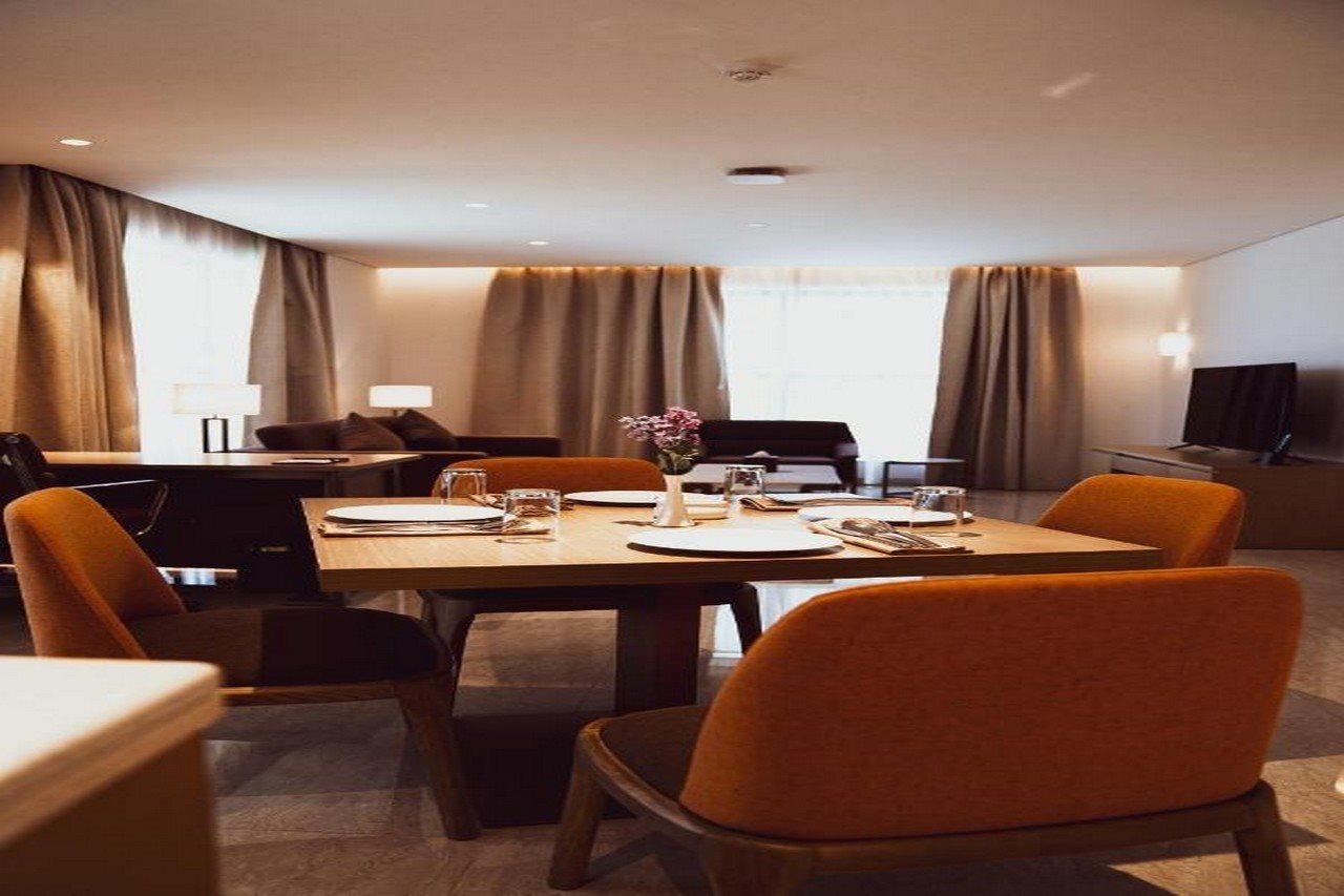He Hotel Apartments Dubai Ngoại thất bức ảnh The interior of a suite at the hotel