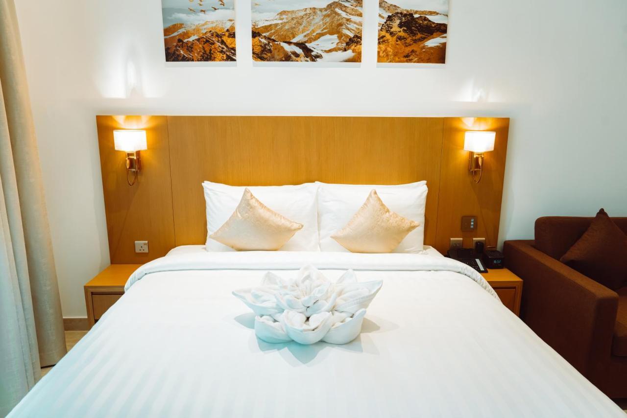 He Hotel Apartments Dubai Phòng bức ảnh A bed with a bedsheet