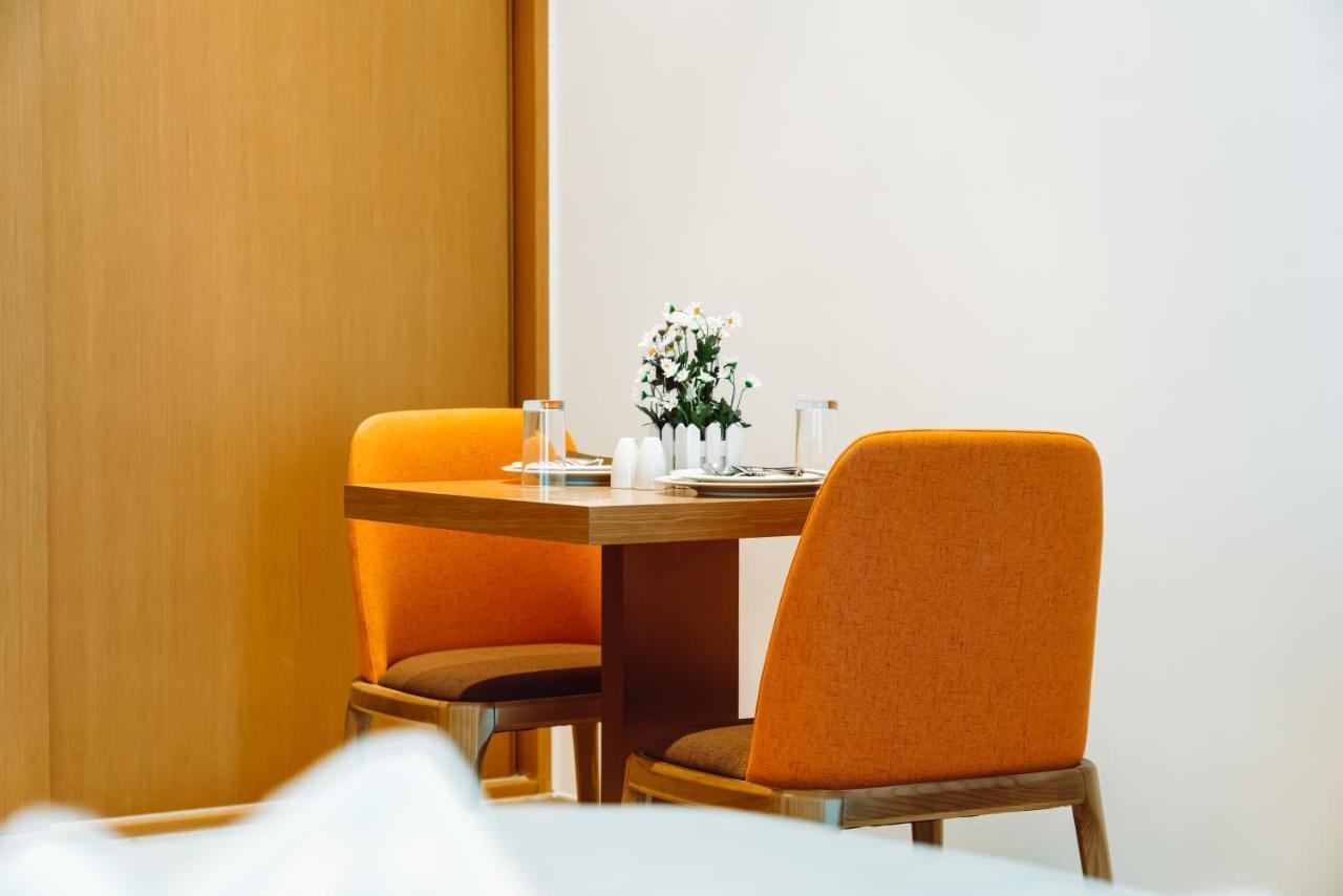 He Hotel Apartments Dubai Ngoại thất bức ảnh A table and chairs